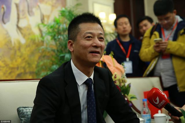 扶着孙氏在床边的长条凳上坐下，杨若晴转身走向那边墙角的洗脸木架边。